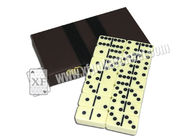 Gelbes Domino-Kennzeichen des Doppelt-sechs für Schürhakenbetrüger im Kartenspiel