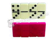 Gelbes Domino-Kennzeichen des Doppelt-sechs für Schürhakenbetrüger im Kartenspiel