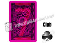 Magie stützt König Spieler Papierkarte, die mit unsichtbare Tinten-Schürhaken-Betrüger markiert wird