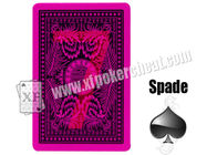 Magie stützt König Spieler Papierkarte, die mit unsichtbare Tinten-Schürhaken-Betrüger markiert wird