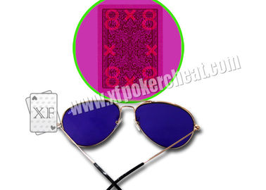 Weinlese und moderne unsichtbare Sonnenbrille für markierte Spielkarten